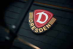 Das Wappen der SGD an der Hauswand der AOK PLUS Walter-Fritzsch-Akademie.