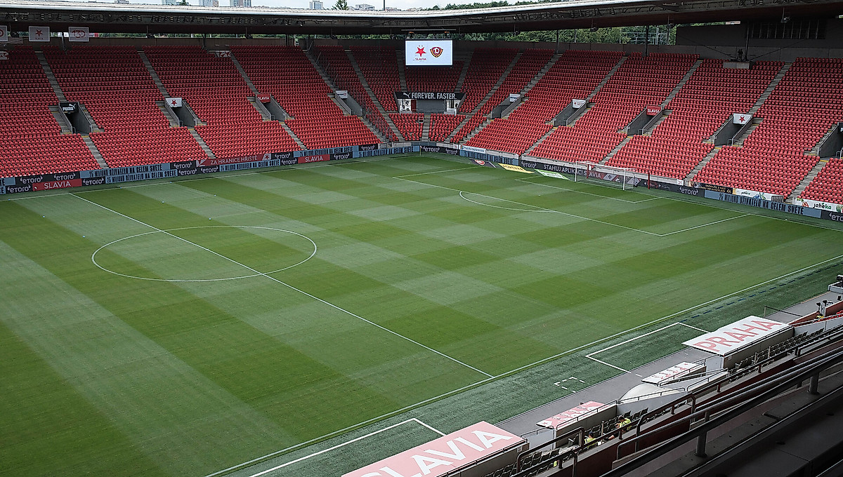 Das Blick auf das Spielfeld von den Zuschauerrängen des Stadions von Slavia Prag. 