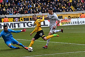 Marvin Stefaniak bleibt in dieser Aktion am Torwart Tschauner auf.