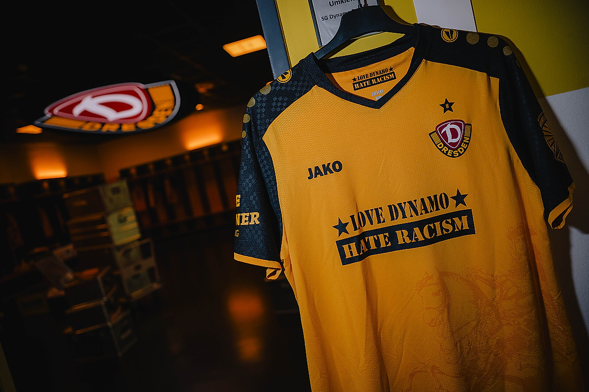 Das SOndertrikot mit der Aufschrift "LOVE DYNAMO - HATE RACISM" aus der Saison 2024/25.