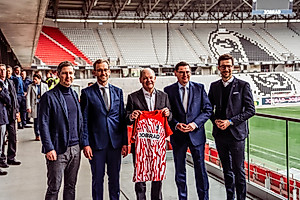 Foto (v.l.): Jochen Saier (Vorstand SC Freiburg), Ulrich Prediger (Gründer des SC-Hauptsponsors JobRad), Olaf Scholz (Bundeskanzler), Oliver Leki (Vorstand SC Freiburg), Martin Horn (Oberbürgermeister Stadt Freiburg)