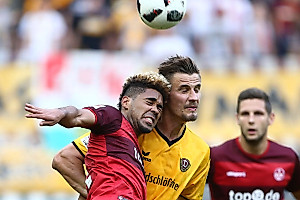 Kutschke im Kopfballduell - er hatte die größte Dynamo-Chance in der zweiten Halbzeit.