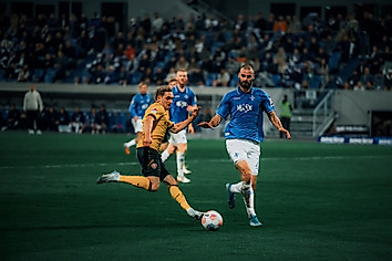 Luca Herrmann im Zweikampf um den Ball mit Darmstadts Vukotic.