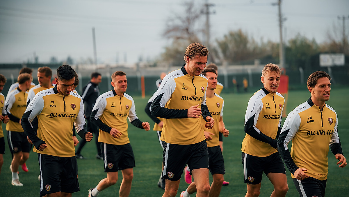 Die Mannschaft beim Laufen auf dem Rasen.