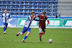 Kade behauptet im Mittelfeld den Ball. | Foto: Steffen Kuttner