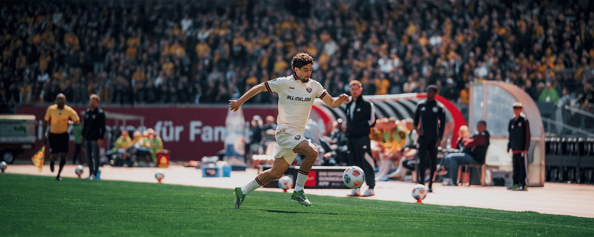 Bobzien rennt nach einem Ball.