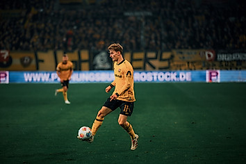 Dominik Kother mit dem Ball am Fuß.