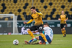 Nach der gelb-roten Karte für Marco Hartmann entwickelt sich ein intensives Kampfspiel. | Foto: Dennis Hetzschold 