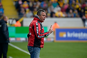 Uwe Neuhaus dirigiert sein Team von der Seitenlinie.