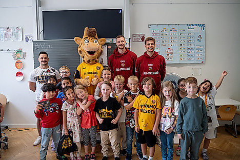 Eine Schulklasse beim Gruppenbild mit Spielern der SGD