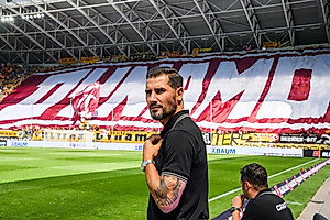 Cheftrainer Cristian Fiel vor der Choreografie im K-Block