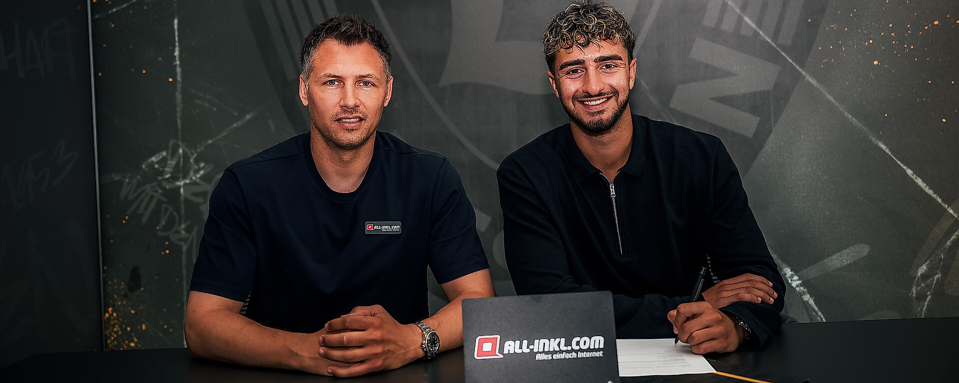 Sören Gonther und Kaan Inanoglu bei der Vertragsunterschrift.