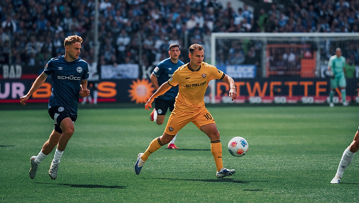 Jakob Lemmer am Ball im Spiel beim DSC Arminia Bielefeld.