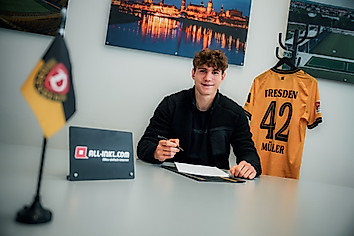 Friedrich Müller bei der Vertragsunterschrift am Samstag. 