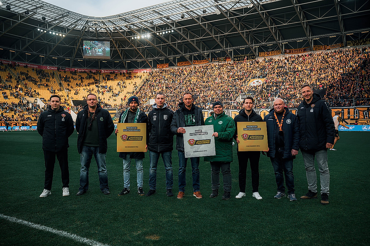 Die Partnervereine des Dresdner Wegs bei der Ehrung auf dem Rasen des Rudolf-Harbig-Stadions.