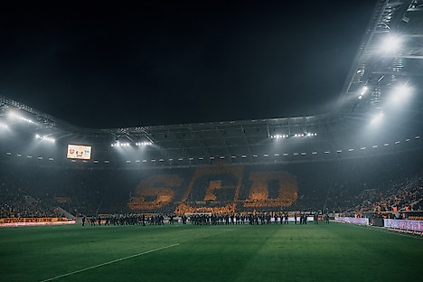 Polizeikräfte auf dem Spielfeld während des Heimspiels gegen Hertha BSC.
