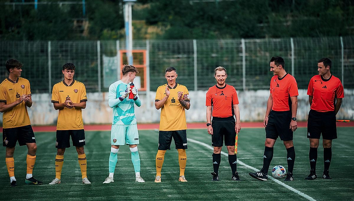Die Spieler der U21 beim Einlaufen und Begrüßen der Zuschauer.