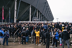 Einlassschlange am Rudolf-Harbig-Stadion