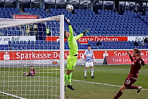 Knapp verpasst Königsdörffer die Führung, weil sich MSV-Keeper Weinkauf lang macht. | Foto: Steffen Kuttner