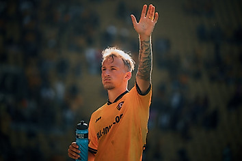 Sascha Risch winkend im Dynamo-Trikot.