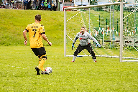 Robert Koch dribbelt mit dem Ball. Im Hintergrund ist der gegnerische Torwart zu sehen.