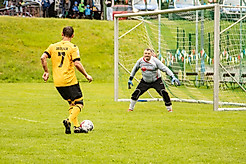 Robert Koch dribbelt mit dem Ball. Im Hintergrund ist der gegnerische Torwart zu sehen.