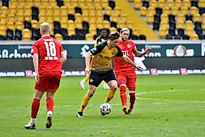 Tim Knipping treibt seine Teamkameraden verbal an, geht mit gutem Beispiel voran und wirft sich in jedne Ball. | Foto: Dennis Hetzschold