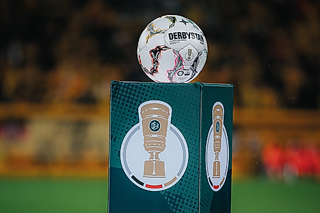 Die Ball-Stele des DFB-Pokals mit einem Ball.