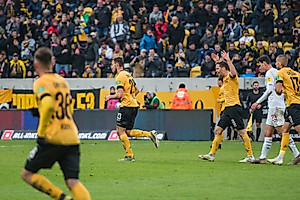 Kein großer Jubel nach Ballas' Anschlusstreffer auf dem Platz - die Mannschaft möchte keine Zeit verlieren.