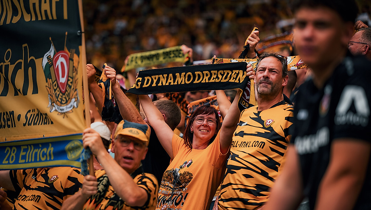 Fans im Rudolf-Harbig-Stadion