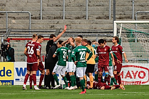 Schon nach sieben Minuten sieht Malone glatt Rot, nachdem er Will im SGD-Strafraum mit dem Spann im Gesicht erwischte. | Foto: Steffen Kuttner