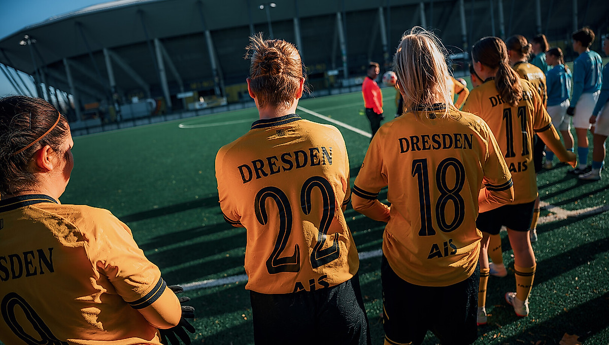 Die Frauenmannschaft der SGD bestreitet ihre Heimspiele auf dem Kunstrasenplatz am Rudolf-Harbig-Stadion.