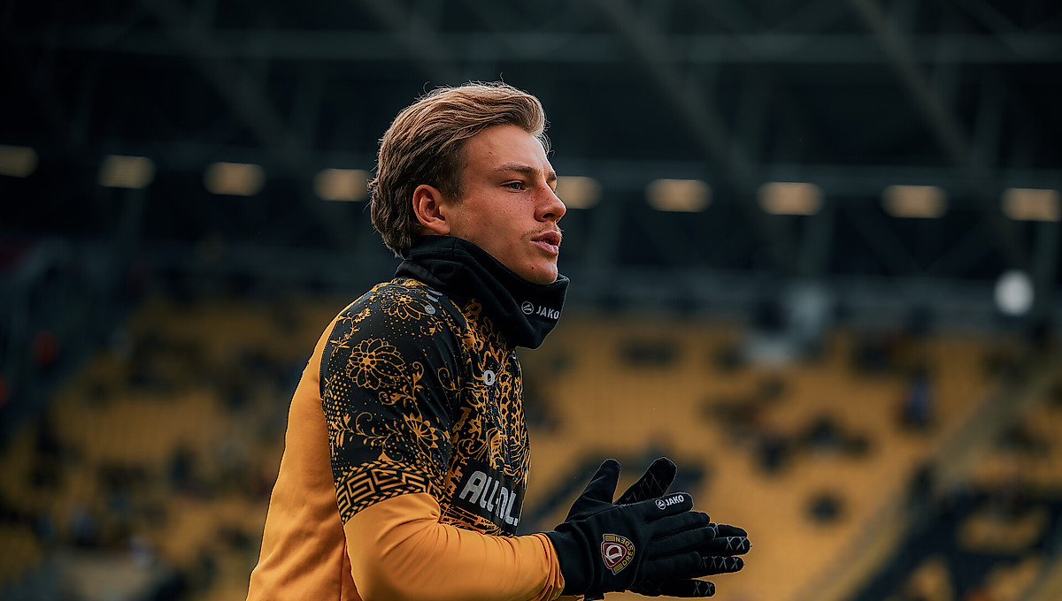 Jonas Oehmichen beim Einlaufen ins Rudolf-Harbig-Stadion.